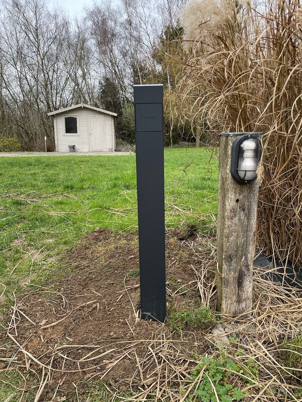 Borne de recharge Smappee sur pied installée dans un jardin