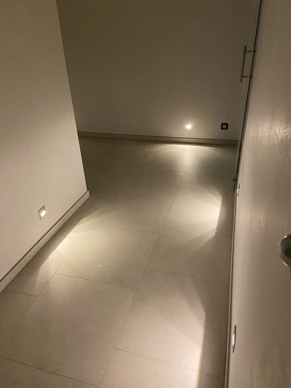 Couloir avec balisage LED encastré au sol
