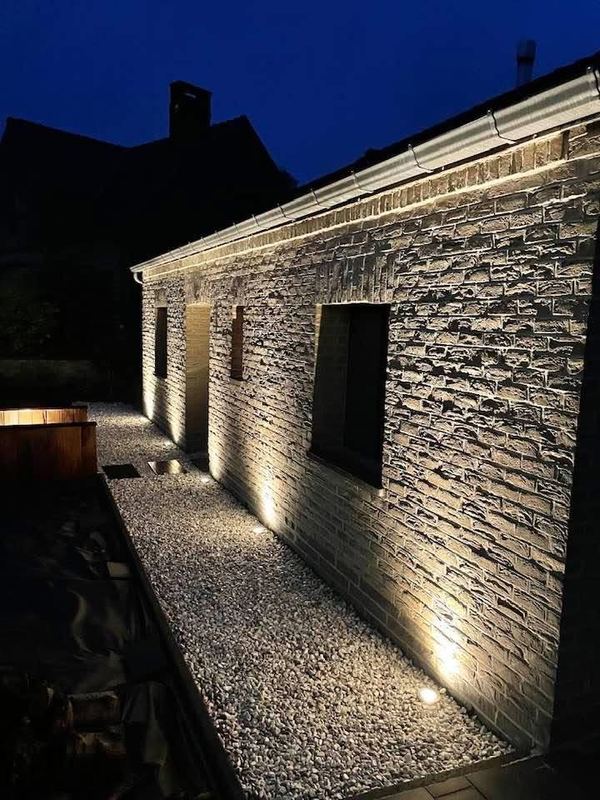 Façade en pierre éclairée de nuit
