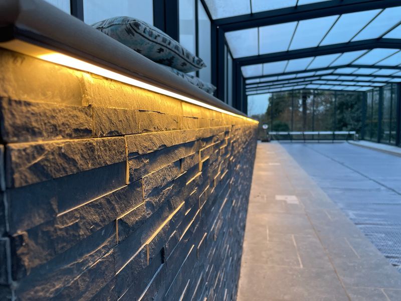 Ruban LED encastré sous un muret en pierre