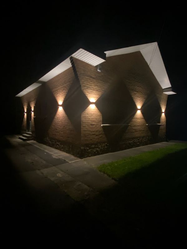 Éclairage extérieur d’une maison de nuit