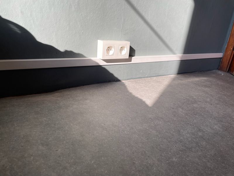 Double prise intégrée à une goulotte plinthe
