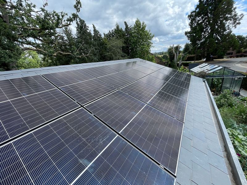 Panneaux photovoltaïques sur une toiture en ardoise, vue rapprochée