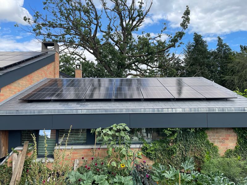 Panneaux photovoltaïques sur une toiture en ardoise