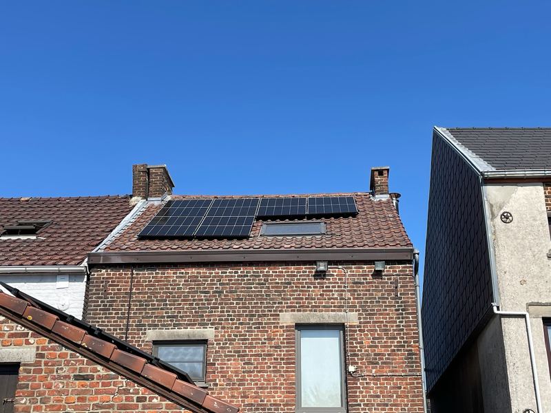 Panneaux photovoltaïques sur le toit d’une maison en briques