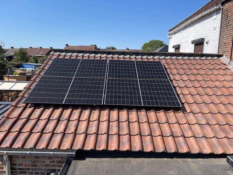 Panneaux photovoltaïques sur une toiture en tuiles rouges