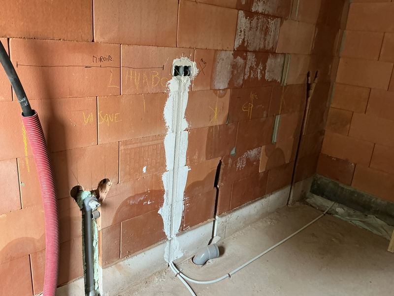Mur en briques avec saignées, gaines et boîtes d’encastrement