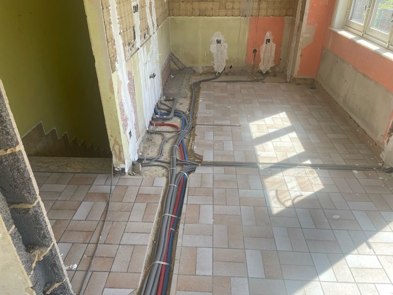 Pièce en rénovation avec gaines électriques encastrées dans le sol