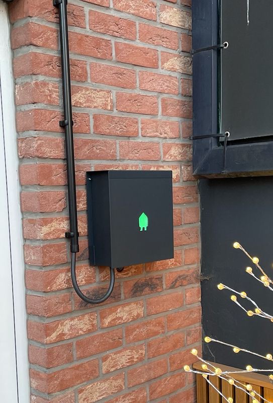 Borne de recharge Smappee fixée sur un mur en briques