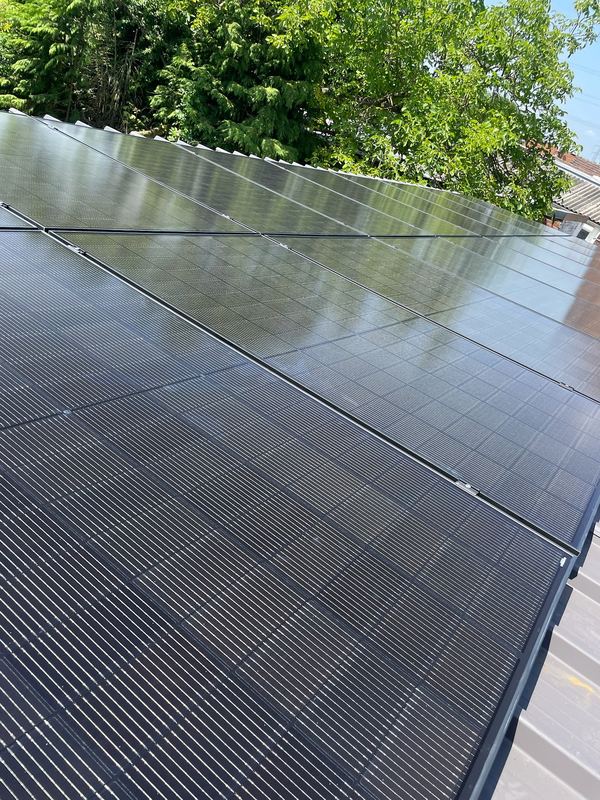 Panneaux photovoltaïques full black posés sur une toiture